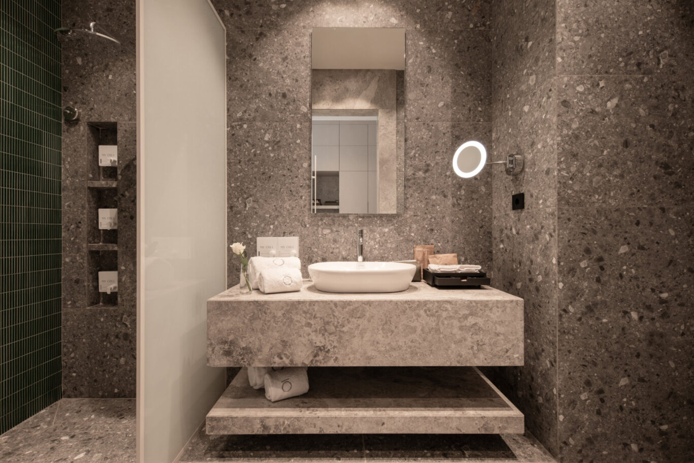 Deluxe & Signature Room Bathroom