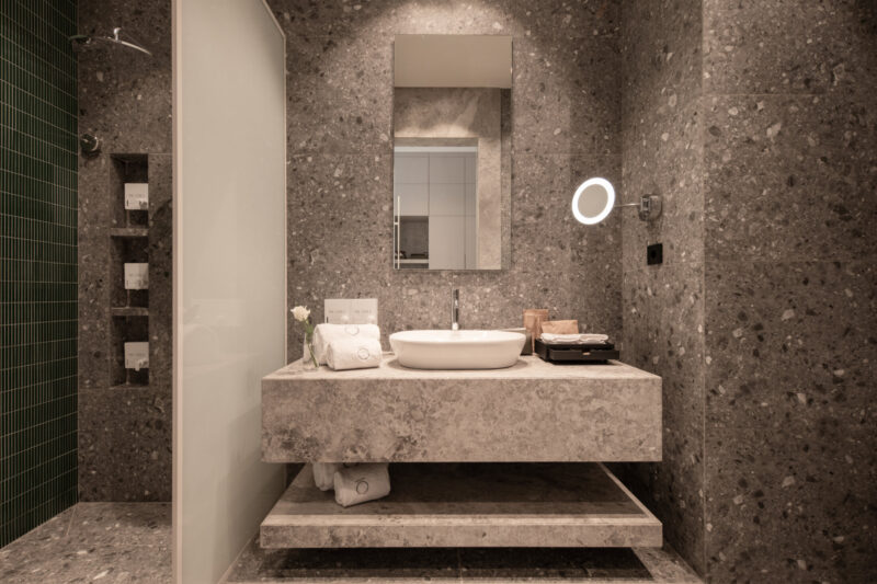 Deluxe & Signature Room Bathroom