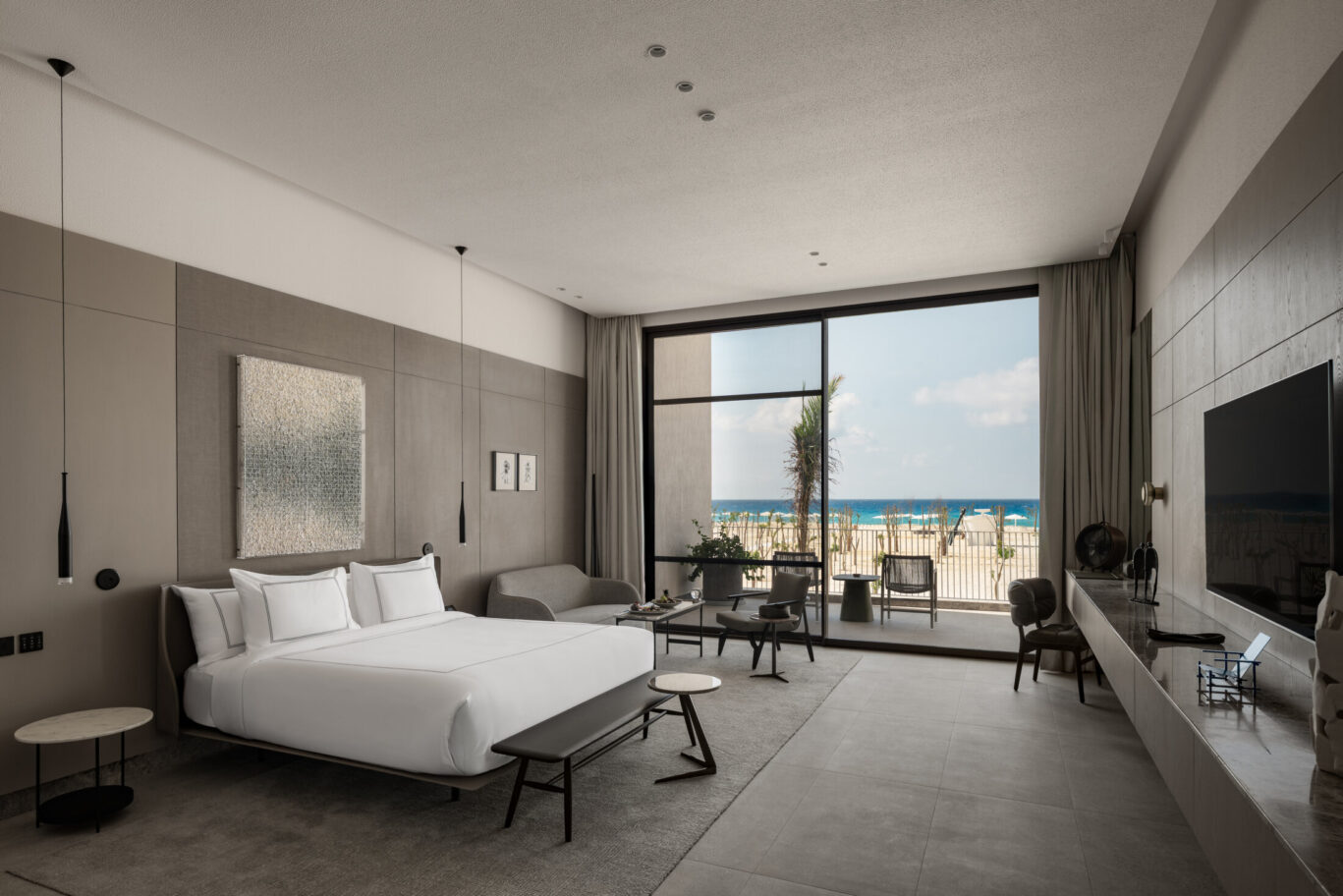 Positioned in one of the hotel’s most privileged locations, this serene haven presents uninterrupted views of the Sea.