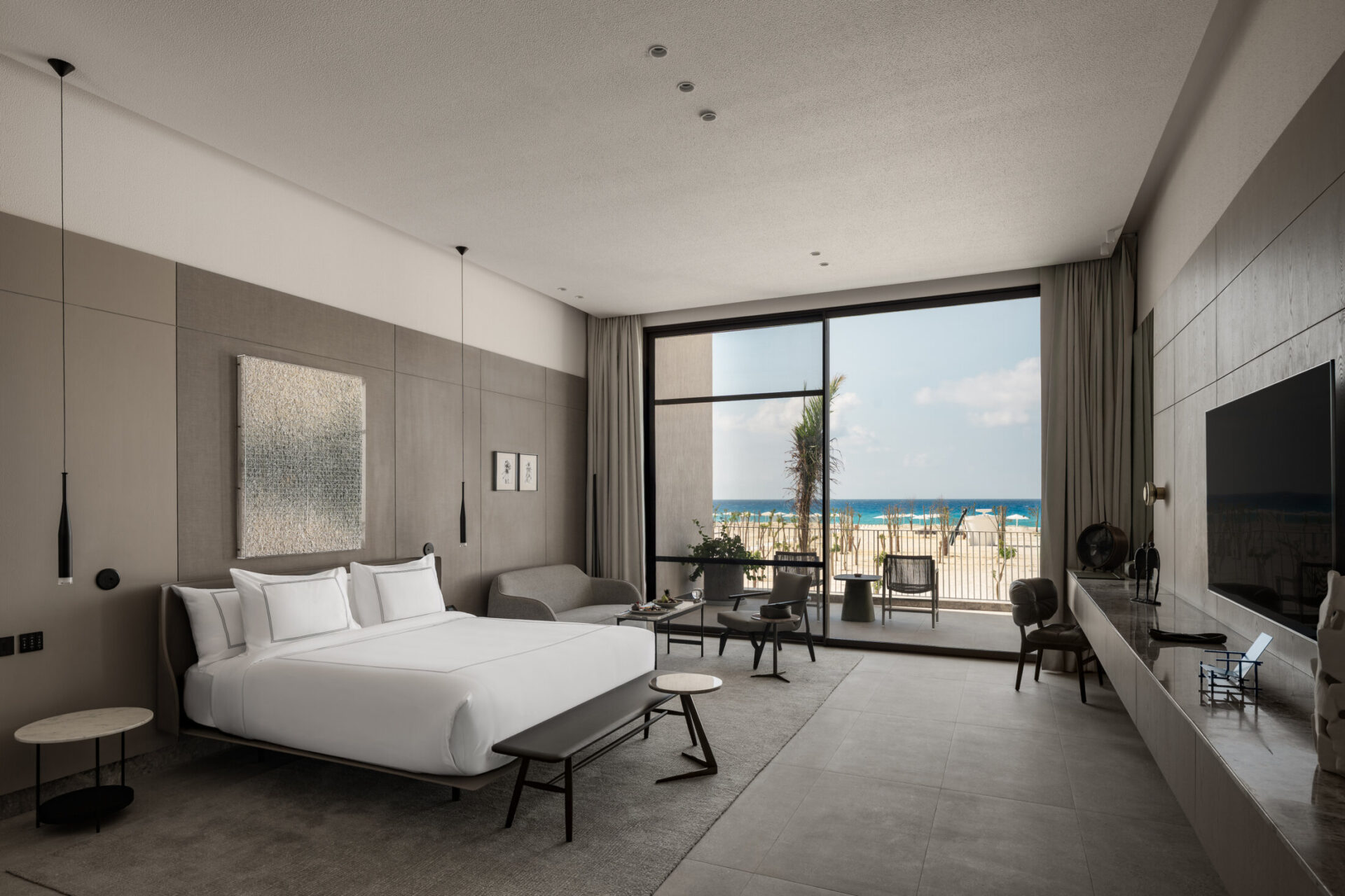 Positioned in one of the hotel’s most privileged locations, this serene haven presents uninterrupted views of the Sea.