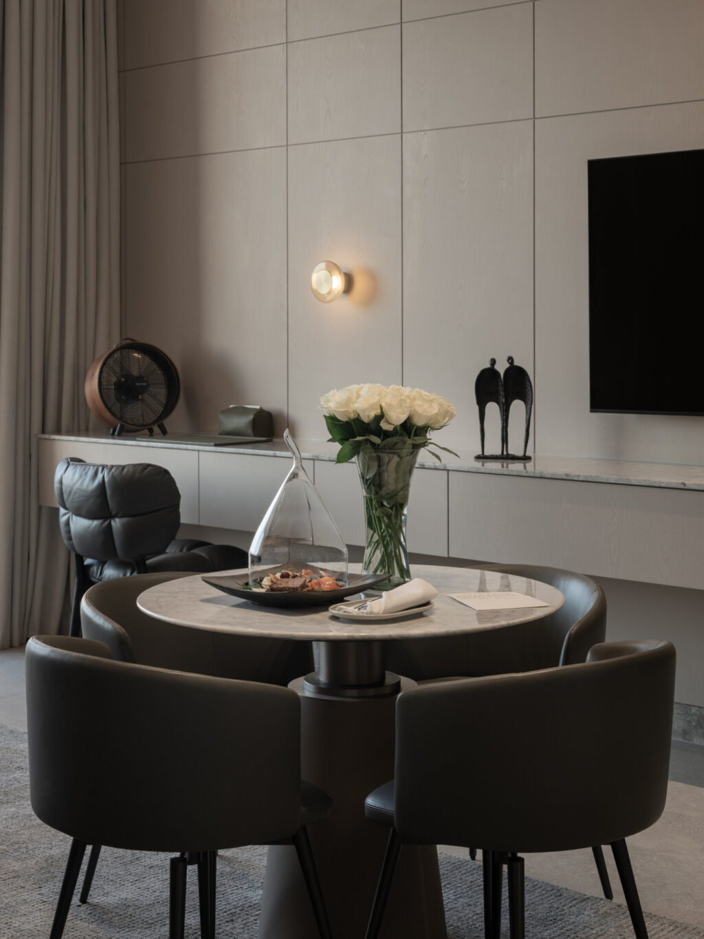 Ō Suite Dining Table